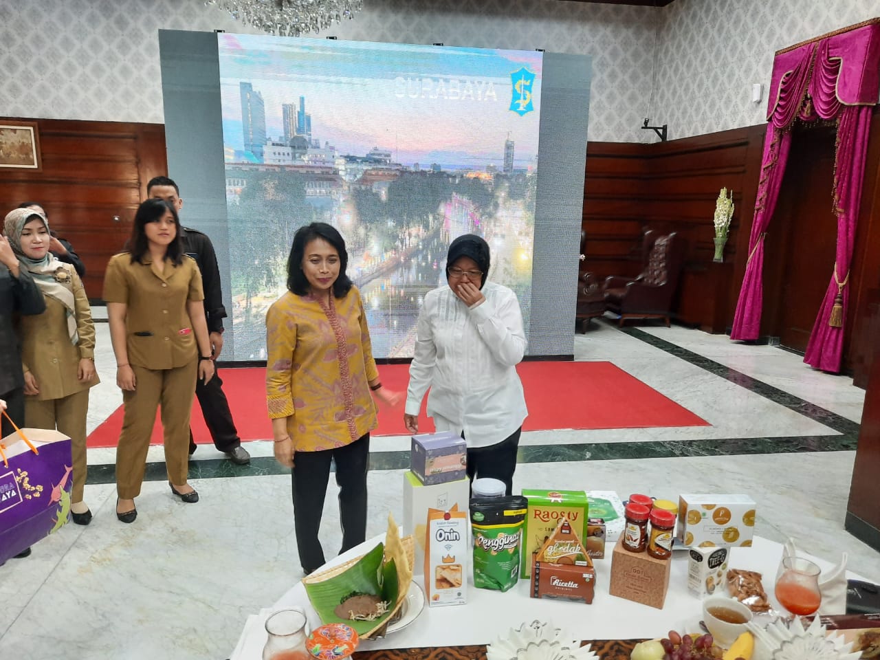Menteri Pemberdayaan Perempuan dan Perlindungan Anak Gusti Ayu Bintang Darmawanti, bertemu dengan Wali Kota Surabaya Tri Rismaharini. (Foto: Alief/ngopibareng.id)
