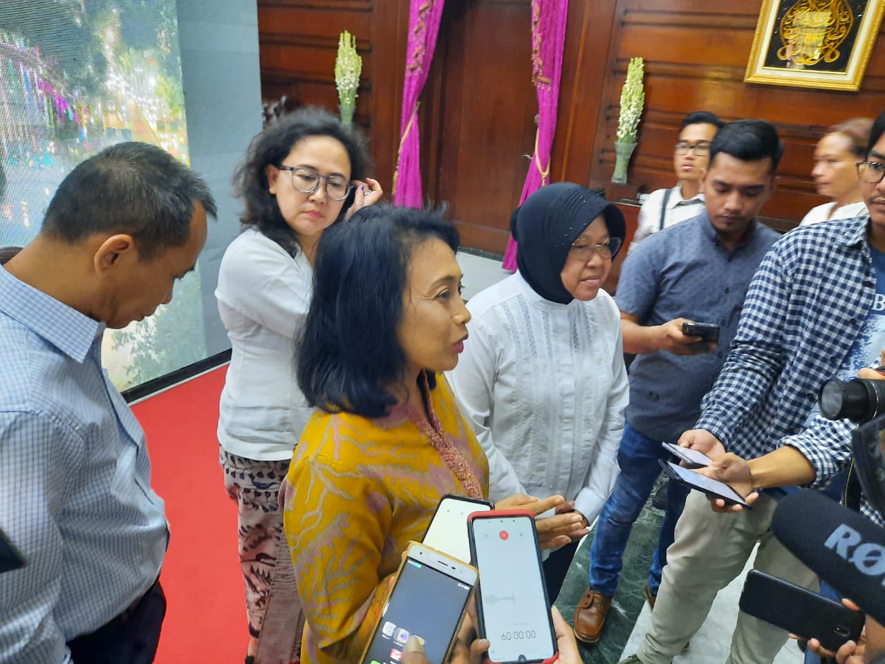 Menteri Pemberdayaan Perempuan dan Perlindungan Anak Gusti Ayu Bintang Darmawanti, saat bertemu dengan Wali Kota Surabaya Tri Rismaharini. (Foto: Alief/ngopibareng.id)