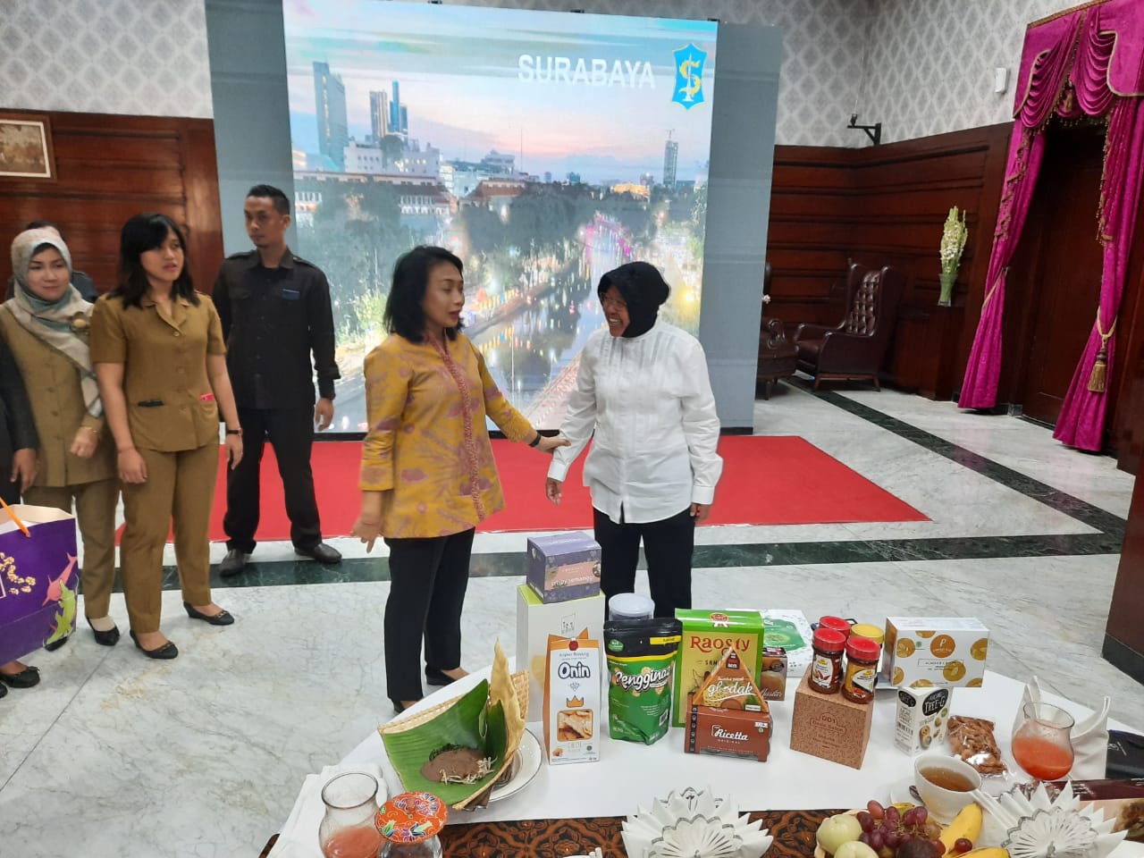Menteri Pemberdayaan Perempuan dan Perlindungan Anak Gusti Ayu Bintang Darmawanti, bertemu dengan Wali Kota Surabaya Tri Rismaharini. (Foto: Alief/ngopibareng.id)
