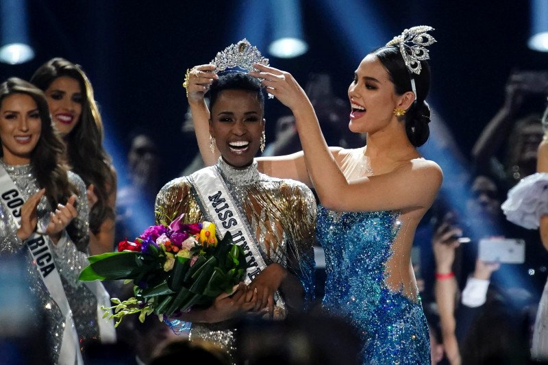 Miss South Africa (Afrika Selatan) Zozibini Tunzi meraih gelar Miss Universe 2019. (Foto: FOX)
