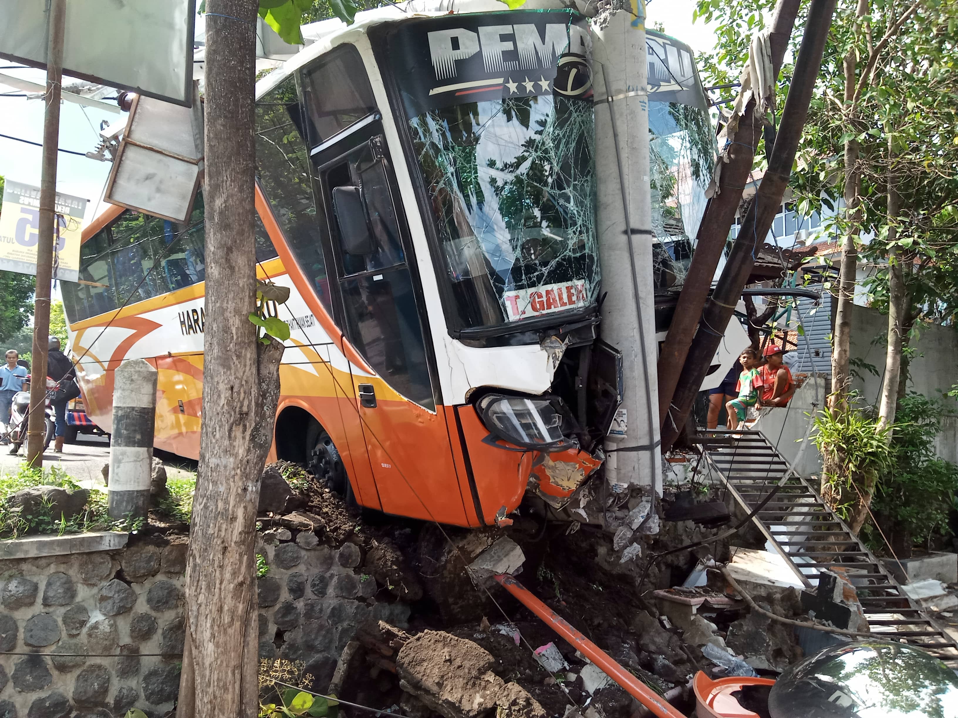 Bus Harapan Baru yang menabrak tiang listrik akibat rem blong (Foto: Theo/ngopibareng.id)
