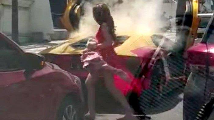 Mobil Lamborghini terbakar di Surabaya. (Foto: Istimewa)