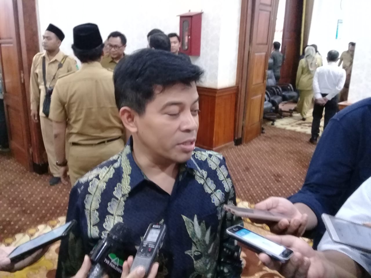Ketua DPD Gerindra Soepriyatno saat memberi keterangan kepada awak media di Grahadi Surabaya, Senin 9 Desember 2019. (Foto: Faiq/ngopibareng.id)