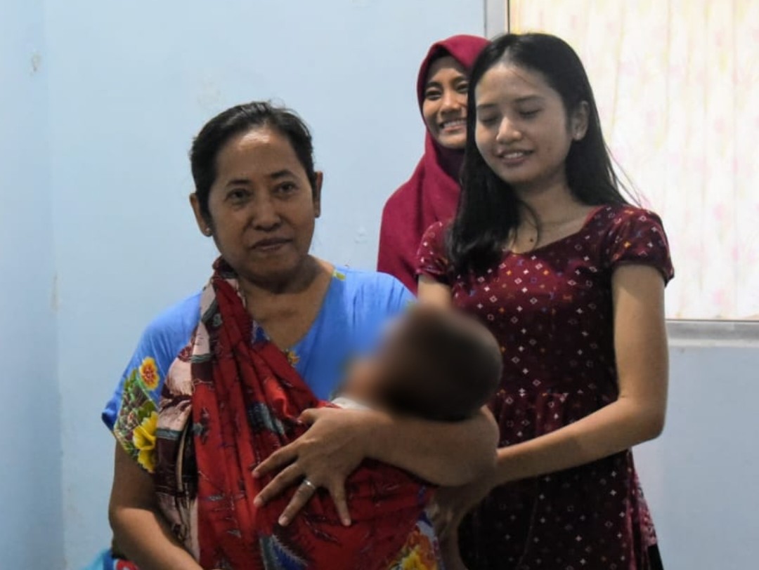 Bayi Pandhu Firmansyah digendong neneknya dan didampingi sang ibu, Dina Oktavia. (Foto: Istimewa)