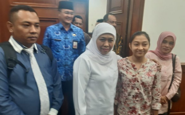 Atlet senam asal Kediri, Shalfa Avrila Shiani bersama Gubernur Jatim, Khofifah Indar Parawansa. (Foto: Haris/ngopibareng.id)