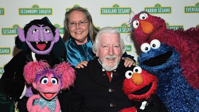Caroll Spinney (pria) di antara boneka atau The Muppets dalam serial Sesame Street pada 2017 lalu. (Foto: AFP/Getty Images/Dimitrios Kambouris)