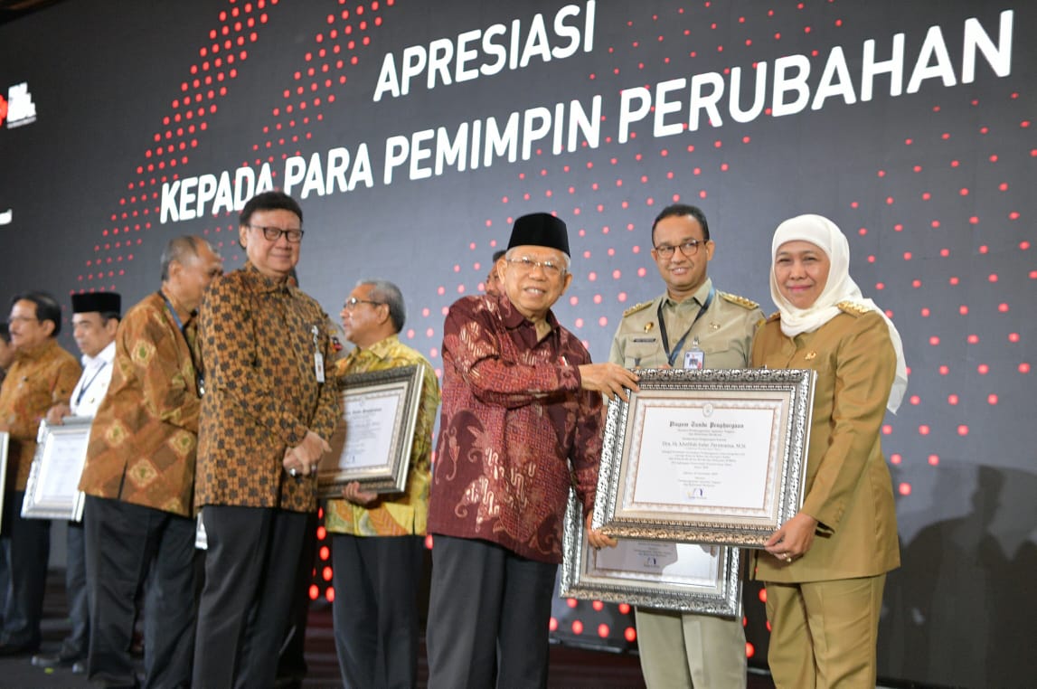 Gubernur Jawa Timur Khofifah Indar Parawansa menerima pengahargaan Zona Bebas Korupsi dari Wapres KH Ma'ruf Amin, Selasa 10 Desember 2019. (Foto: Asmanu/ngopibareng.id)
