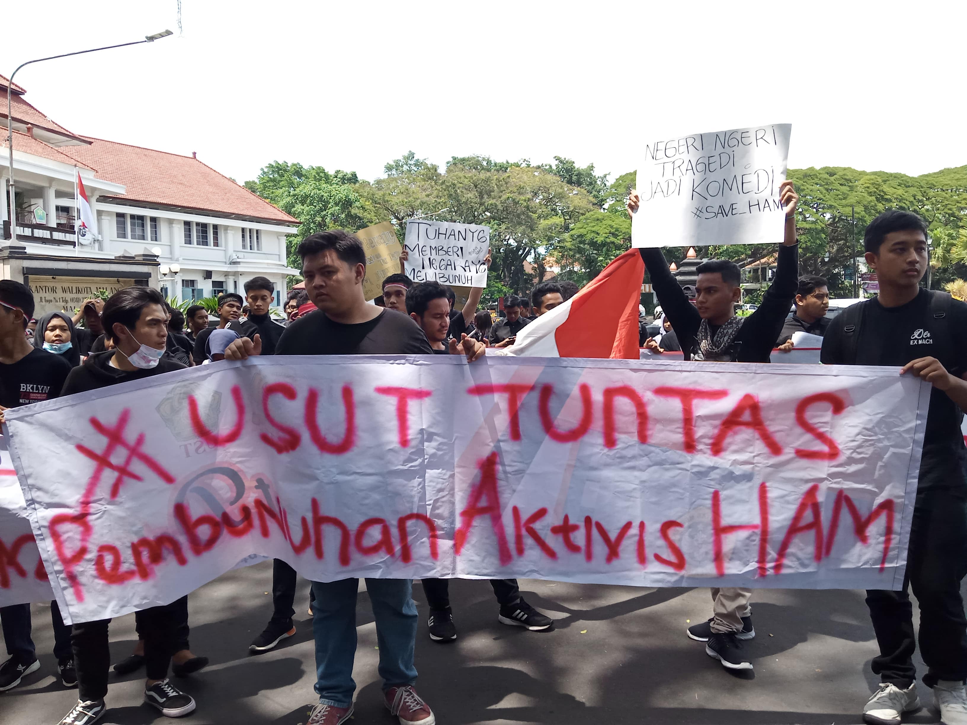 Puluhan massa aksi dari aliansi BEM se-Malang Raya saat melakukan demonstrasi di depan Balai Kota Malang (Theo/ngopibareng.id)