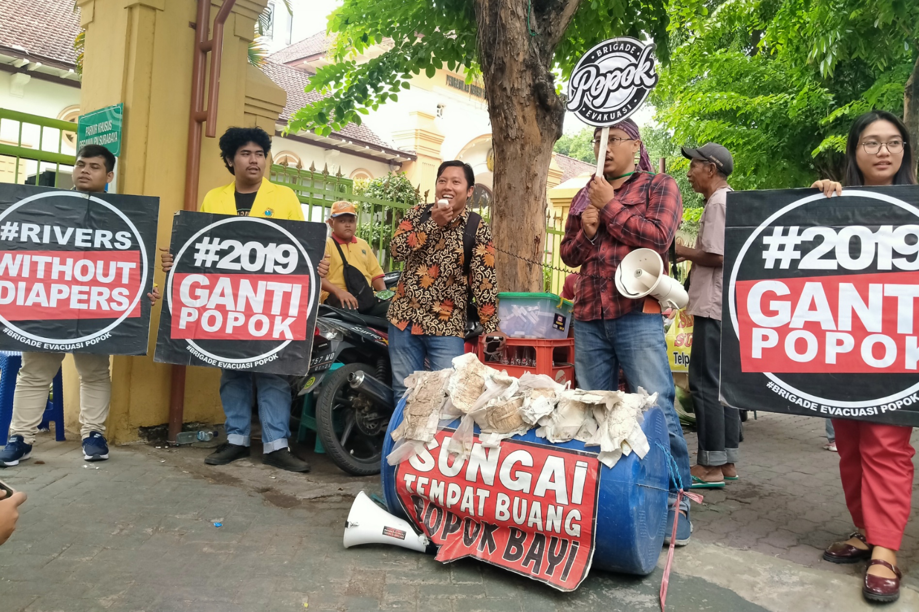 Para pemerhati lingkungan saat melakukan aksi di depan Pengadilan Negeri Surabaya, Jalan Arjuno, Selasa 10 Desember 2019. (Foto: Fariz/ngopibareng.id)