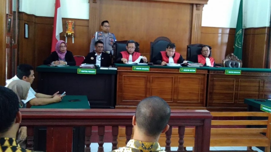 Majelis hakim saat membacakan putusan di Ruang Sidang Kartika PN Surabaya, Selasa 10 Desember 2019. (Foto: Fariz/ngopibareng.id)