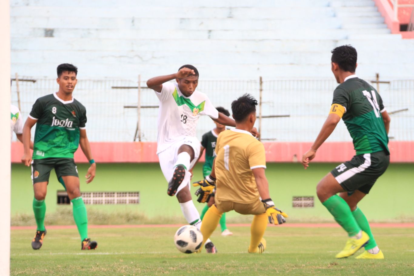 Tim sepak bola Jatim saat menghadapi DIY di Gor Delta Sidoarjo, Selasa 10 Desember 2019. (Foto: Haris/ngopibareng.id)