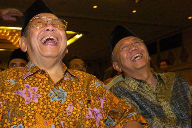 Gus Dur bersama Gus Sholah, tertawa bebas. (Foto: Istimewa)