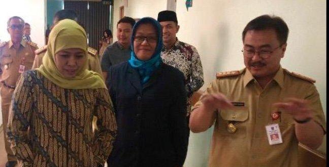 Direktur Rumah Sakit Umum Daerah (RSUD) Dr. Soetomo Surabaya (sebelah kanan) bersama dengan Gubernur Jawa Timur Khofifah Indar Parawansa dalam sebuah kesempatan. (Foto: Faiq/ngopibareng.id)