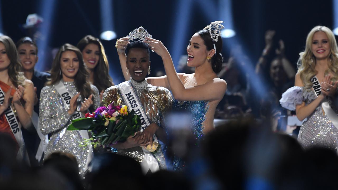 Mahkota Miss Universe 2019 untuk Miss Afrika Selatan, Zozibini Tunzi. (Foto: Miss Universe)