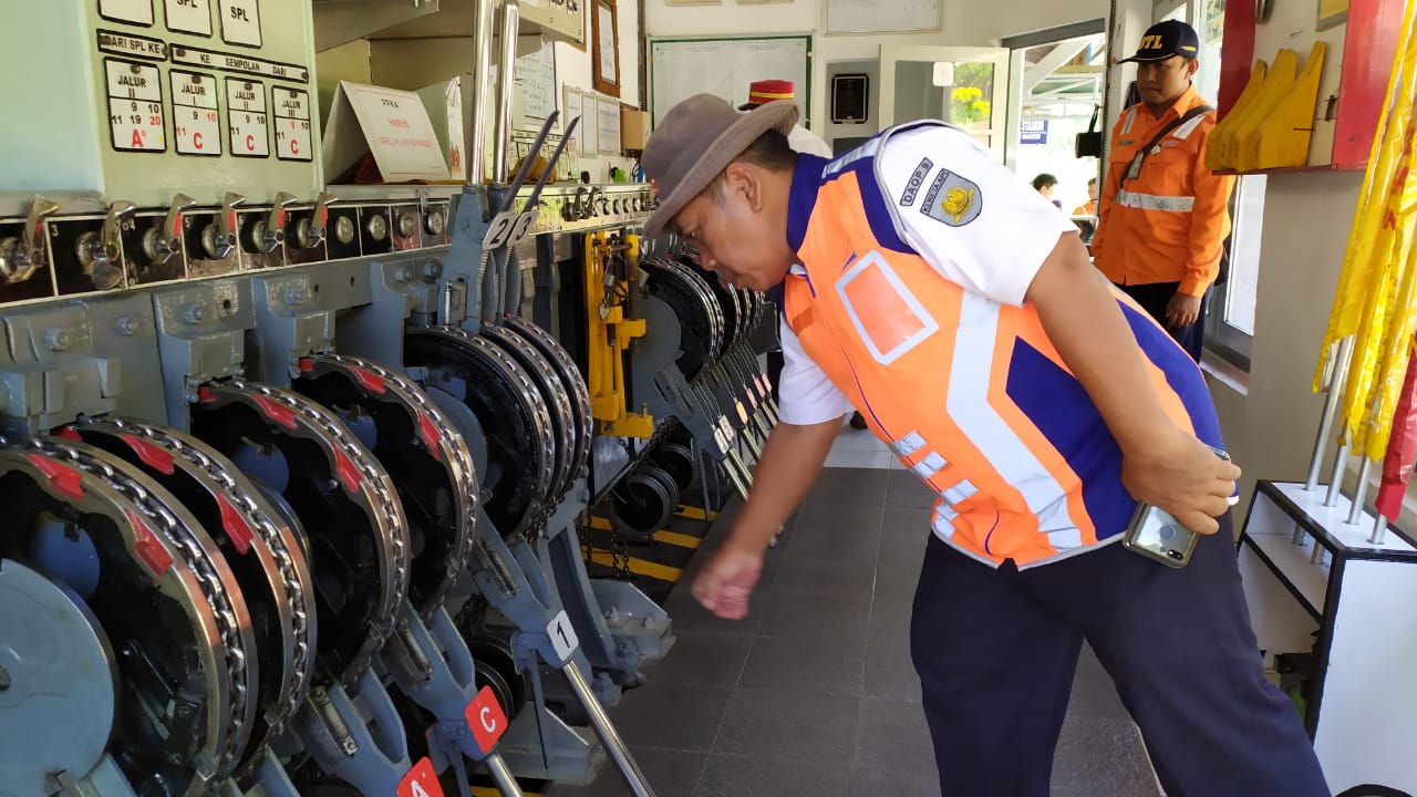 Petugas memeriksa peralatan untuk pengatur jalur lintasan Kereta Api. (Foto: Istimewa)