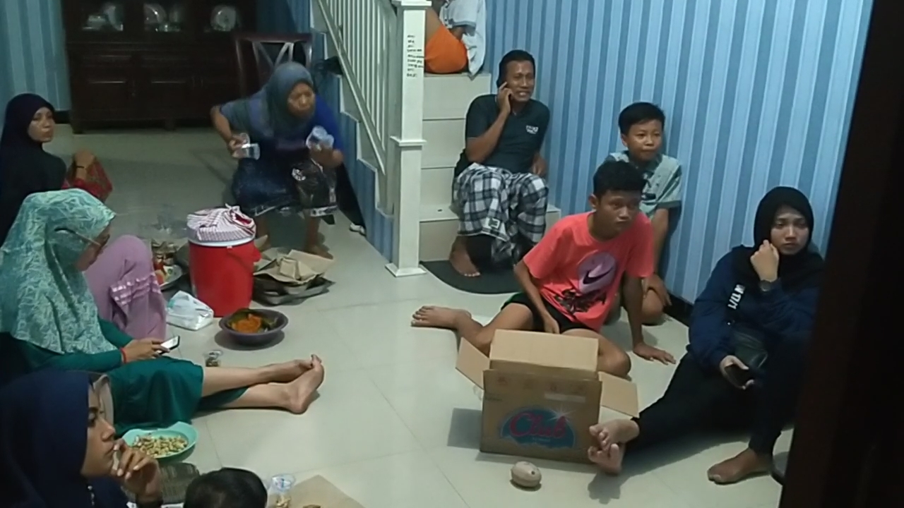 Keluarga Evan Dimas saat nonton bareng di rumahnya Gang Mutiara, Ngemplak, Surabaya, Selasa 10 Desember 2019. (Foto: Fariz/ngopibareng.id)