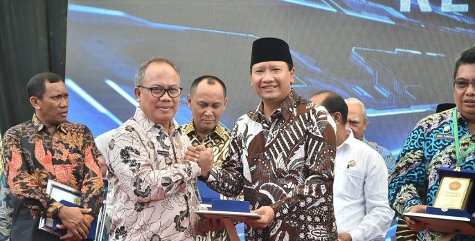 Bupati Pasuruan, Irsyad Yusuf menerima penghargaan dari Dirjen Perkebunan Kementerian Pertanian sebagai kepala daerah yang sukses mengembangkan kebun kopi. (Foto: Humas)