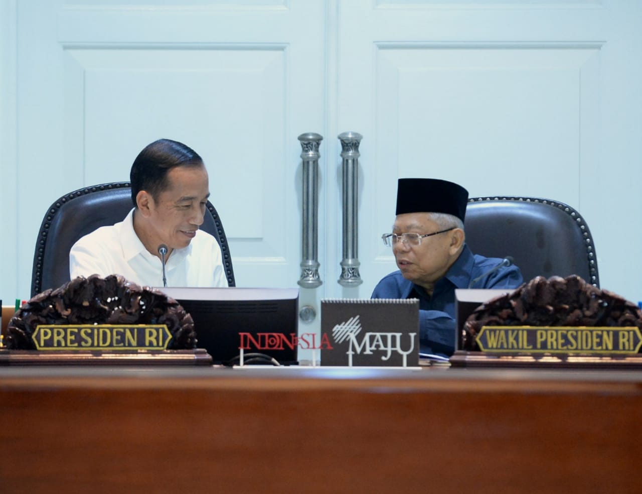 Presiden Joko Widodo (Jokowi) dan Wapres KH Ma'ruf Amin berdiskusi saat mempimpin rapat kabinet terbatas soal dana desa, Rabu 11 Desember 2019. (Foto: Setpres)