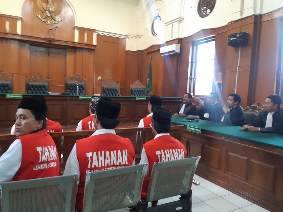 Terdakwa pembakaran Polsek Tambelangan saat sidang di Pengadilan Negeri (PN) Surabaya, Rabu 11 Desember 2019. (Foto; Haris/ngopibareng.id)