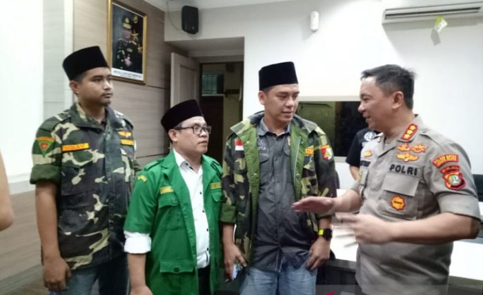 Kapolres Metro Jakarta Selatan, Kombes Bastoni Purnama (kanan) bersama pengurus Pemuda Anshor yang melaporkan  kasus ancaman terhadap anggotanya di Polres Metro Jakarta Selatan, kemarin. (Foto:Antara)