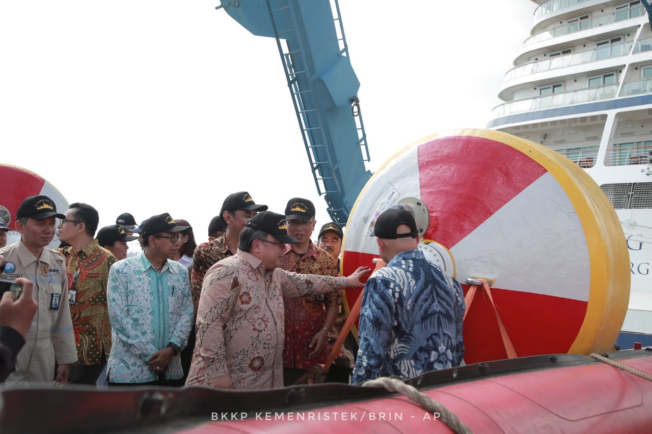 Menristek Bambang Soemantri Brodjonegoro meluncuran alat pendeteksi tsunami "InaBuoy". (Foto: Kemenristek)