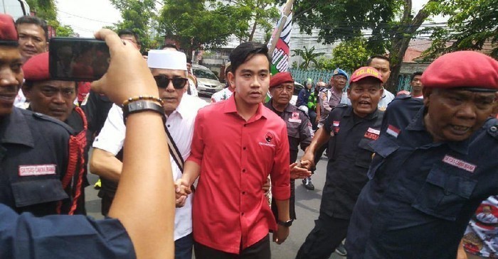 Gibran Rakabuming Raka saat tiba di Kantor DPD PDIP Jawa Tengah, Kamis, 12 Desember 2019. (Foto: detik.com)