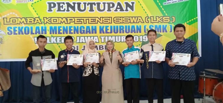 Siswa SMKN 1 Grati foto bersama piagam penghargaan sebagai pemenang dalam lomba kompetensi siswa di Unej. (Foto: Dok Humas)