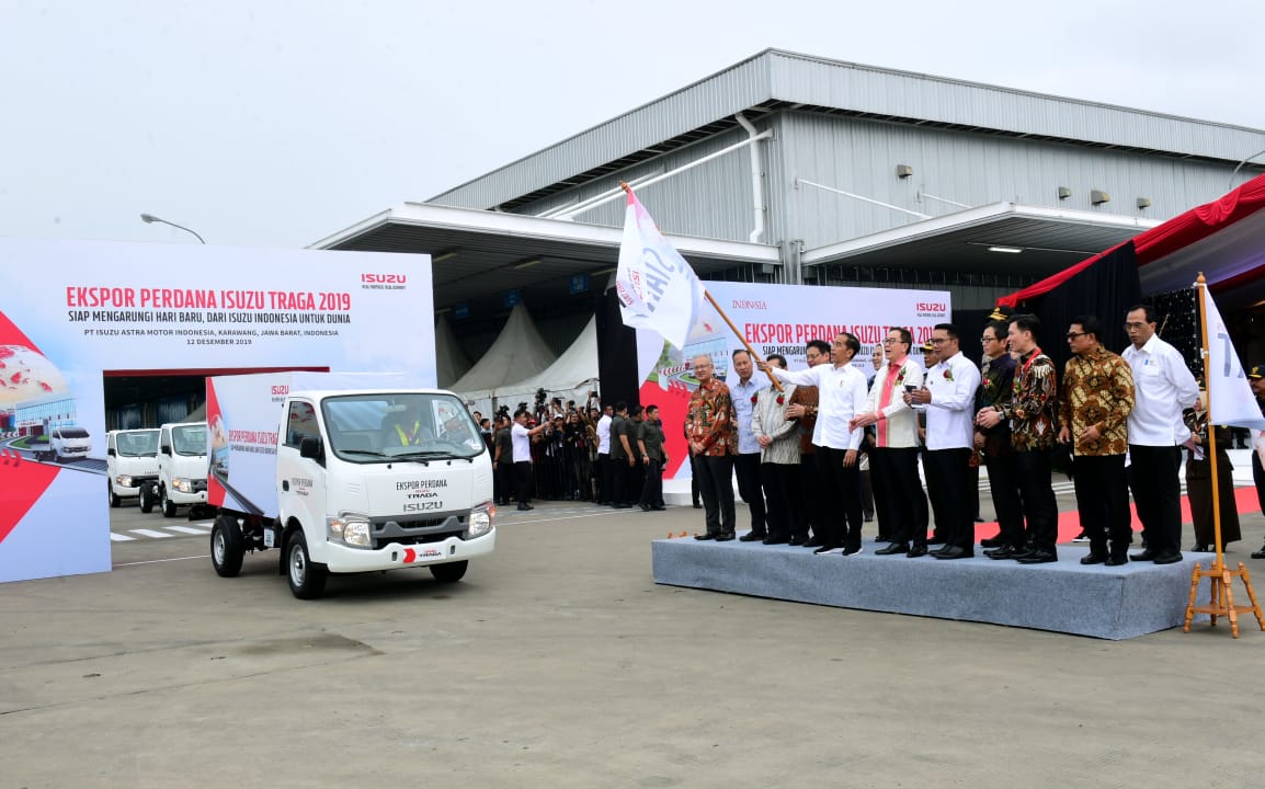 Presiden Joko Widodo (Jokowi) di pabrik perakitan PT IAMI Kawasan Industri Suryacipta, Karawang Timur, Kamis, 12 Desember 2019. (Foto: Setpres)