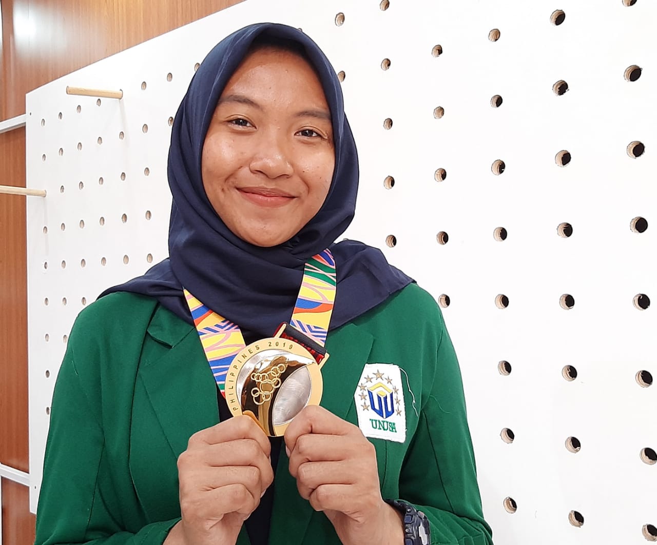 Nur Alimah Priambodo saat menunjukan medali emasnya di cabor sky air beregu SEA Games 2019. (Foto: Pita/ngopibareng.id)