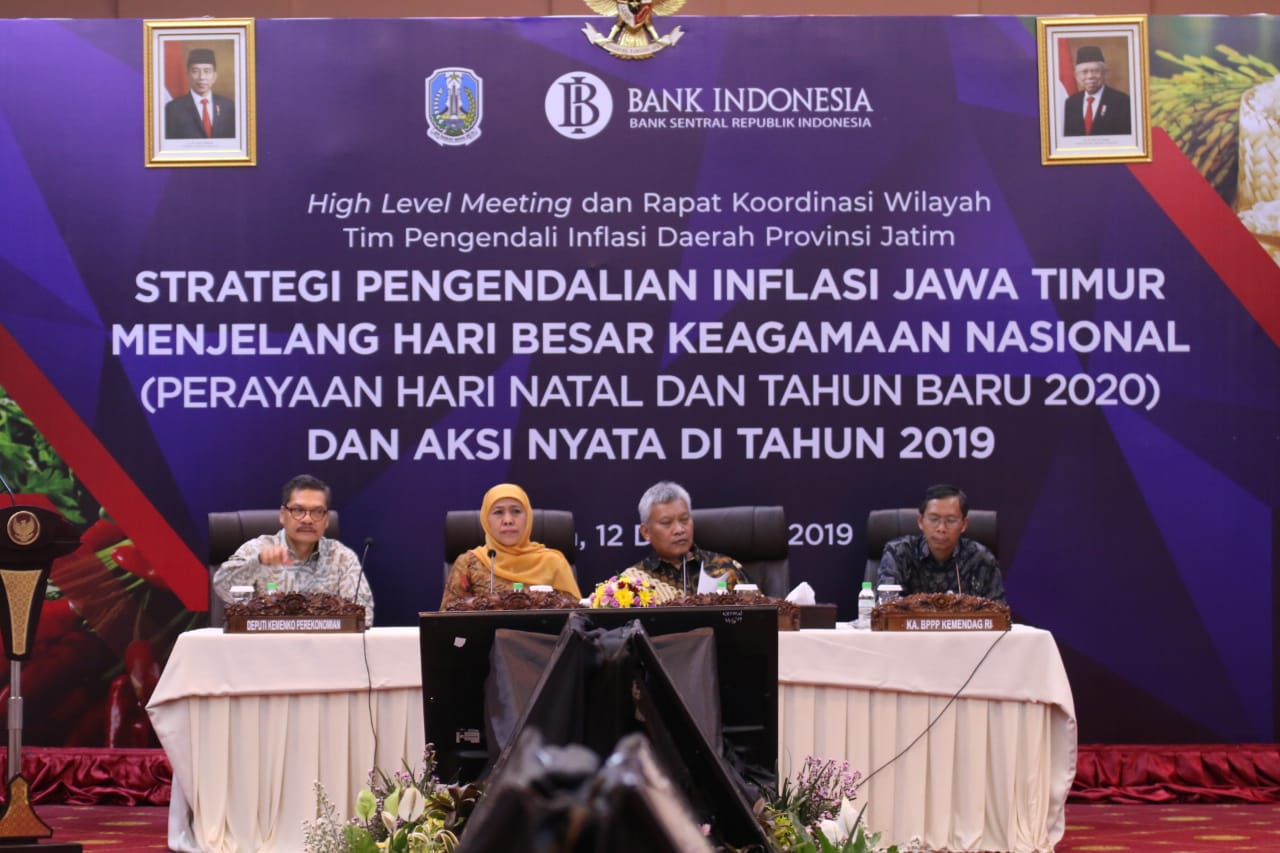 Gubernur Jatim Khofifah Indar Parawansa saat membuka rapat Strategi Pengendalian Inflasi Jawa Timur di Kantor BI, Surabaya. (Foto: Ngopibareng.id)