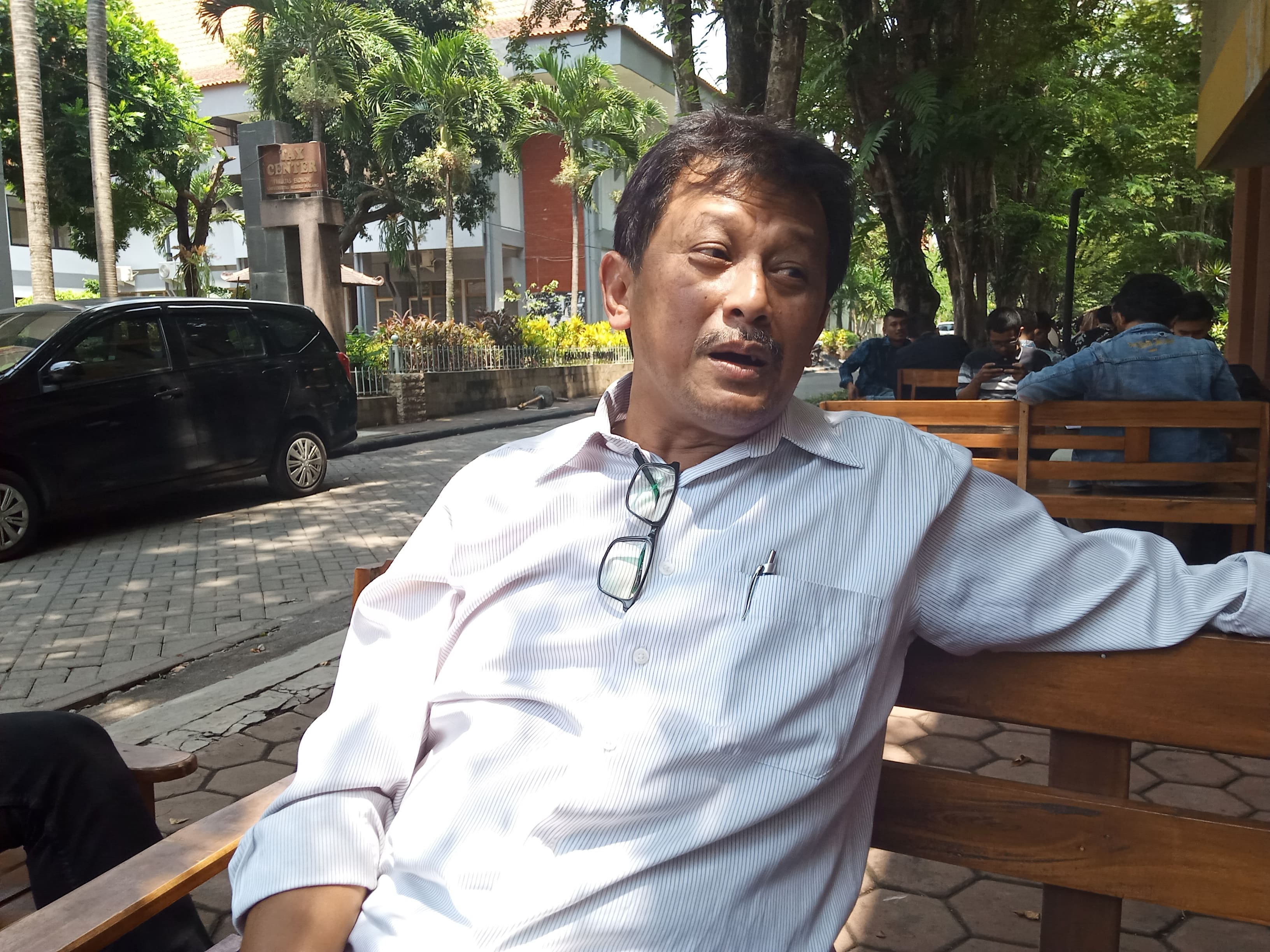 Pakar pendidikan dari Universitas Negeri Malang (UM), Profesor Djoko Saryono, saat ditemui di kafe pustaka UM (Theo/ngopibareng.id) 