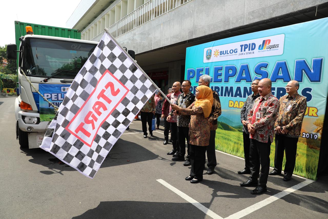 Pelepasan kontainer beras yang akan dikirim ke Kalimantan dalam misi dagang Jatim di Kantor BI Jatim. (Foto: istimewa)