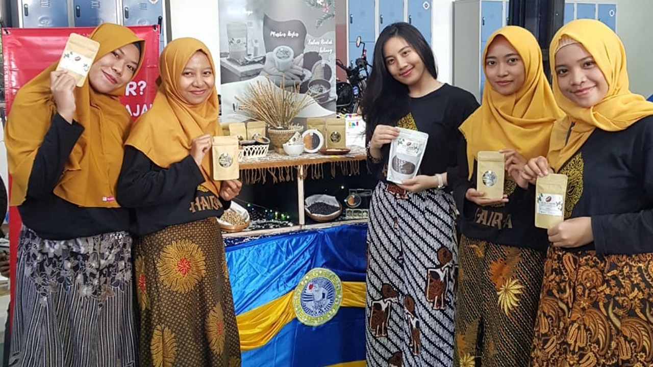 Lima mahasiswa Unair berhasil menciptakan produk kecantikan dari bahan rempah-rempah alami. (Foto: Humas Unair)