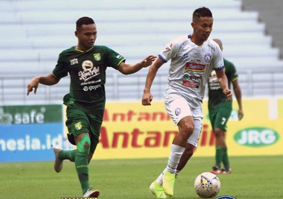 Pemain Arema FC, Dendi Santoso (kanan) dijaga ketat pemain Persebaya, Oktavianus Fernando dalam lanjutan Liga 1 2019 di Stadion Batakan, Surabaya, Kamis 12 Desember 2019. (Foto: Arema FC)