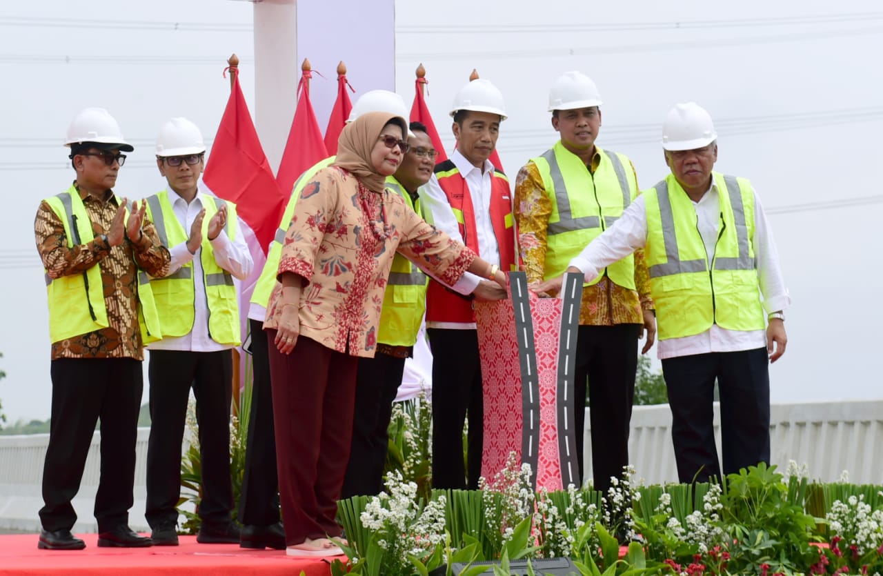Presiden Jokowi meresmikan jalan tol Jakarta-Cikampek, Kamis, 12 Desember 2019. (Foto: Setpres)