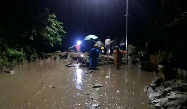 Banjir bandang melanda desa Bolapapu Kecamatan Kolawi, Sigi, Kamis, 12 Desember 2019 malam. (Foto: Ant)