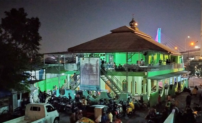 Masjid Al-Islam yang menjadi tempat pengungsian untuk warga usai pembongkaran bangunan di Tamansari, Kota Bandung, Kamis kemarin. (Foto:Antara)