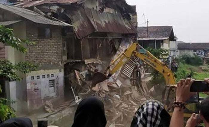 Alat-alat berat menghancurkan rumah warga di Tamansari Bandung, kemarin. (Foto:Tirto.Id)