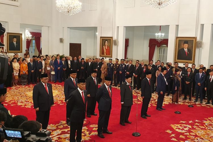 Pelantikan 9 anggota Dewan Pertimbangan Presiden di Istana Merdeka, Jumat, 13 Desember 2019. (Foto: ant)