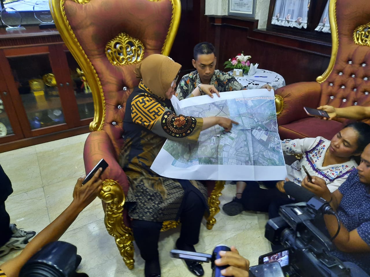 Wali Kota Surabaya Tri Rismaharini saat menjelaskan mengenai exit toll di Toll Surabaya-Gresik. (Foto: Alief/ngopibareng.id)