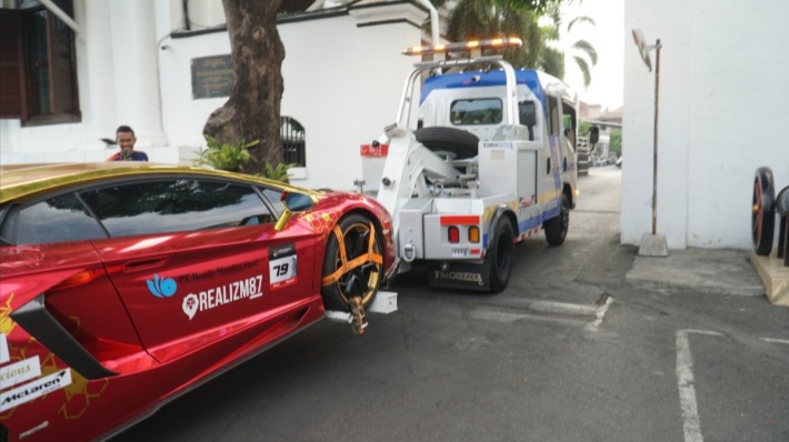 Mobil Lambhorgini yang diderek di Polrestabes Surabaya. (Foto: Faiq/ngopibareng.id)