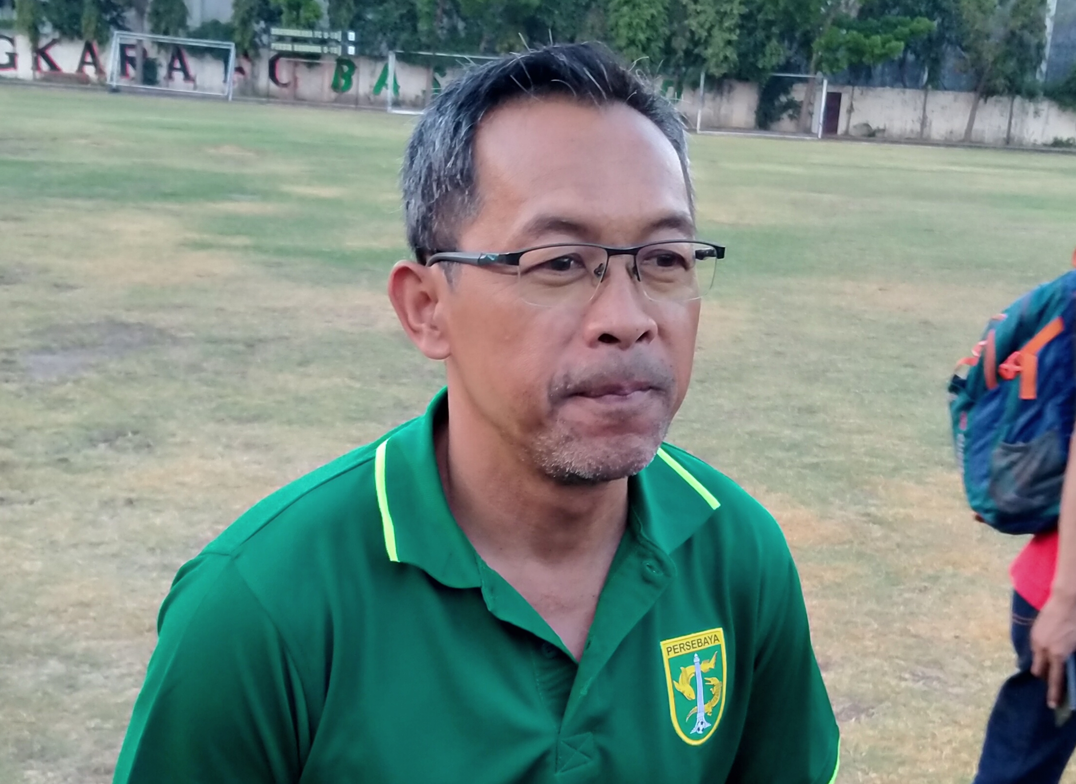Pelatih Persebaya, Aji Santoso usai latihan di Lapangan Polda Jatim. (Foto: Fariz/ngopibareng.id)