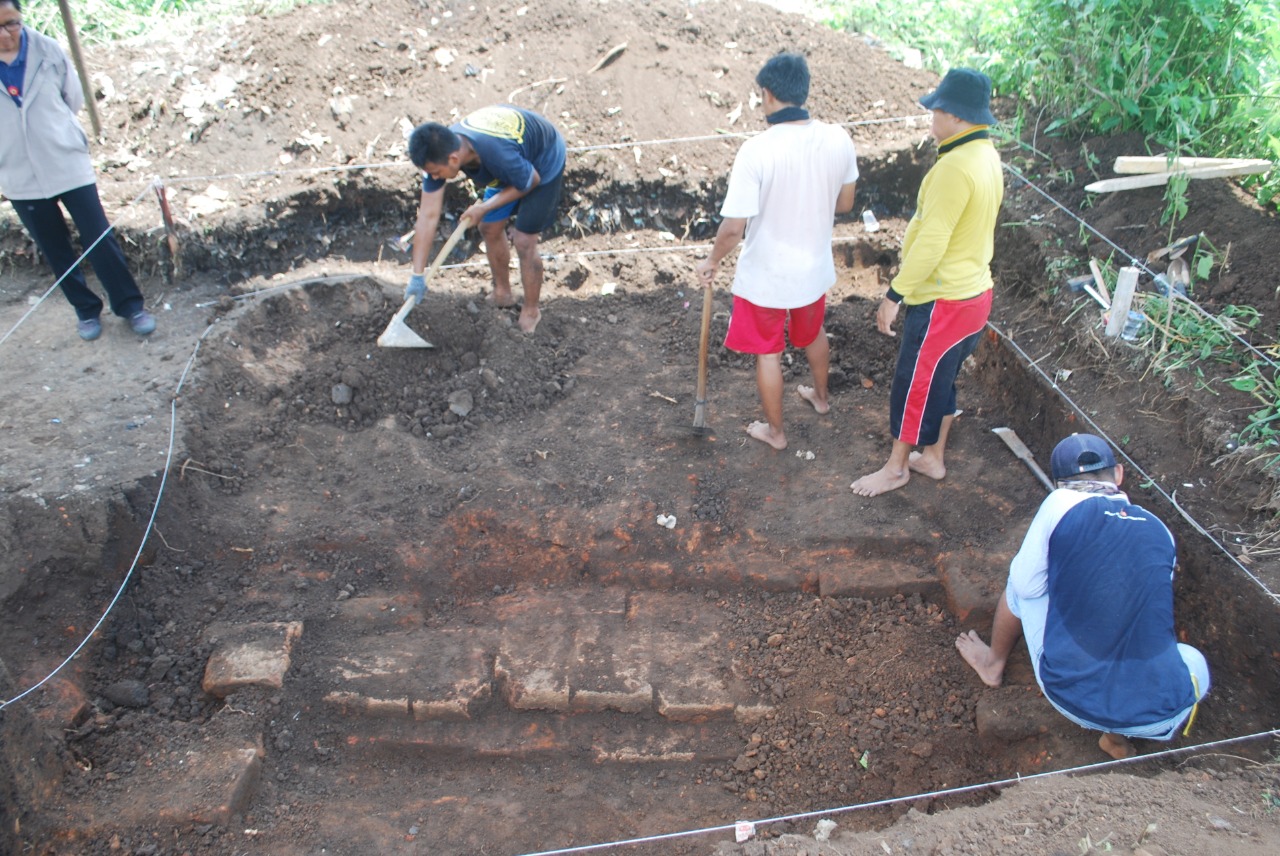 Proses penggalian struktur batu bata diduga situs purbakala di Desa Pendem, Kota Batu (Theo/ngopibareng.id)