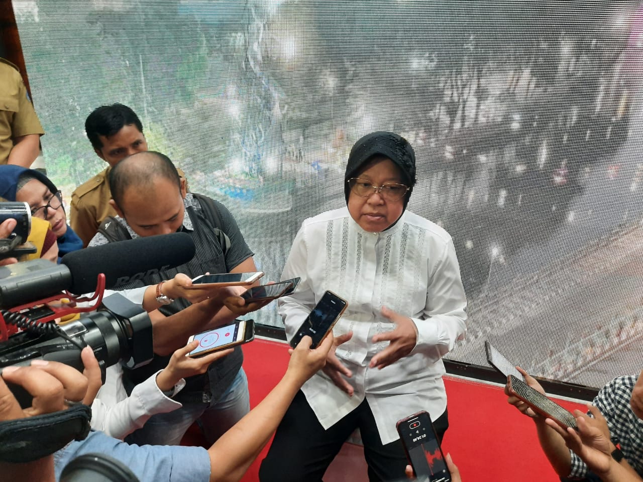 Wali Kota Surabaya Tri Rismaharini saat bercerita mengenai trauma masa lalunya kepada awak media. (Foto: Alief/ngopibareng.id)