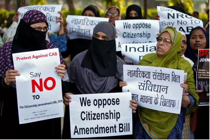  Pengunjuk rasa membawa poster saat protes atas RUU Perubahan Kewarganegaraan, sebuah ruu yang memberikan kewarganegaraan kepada warga dengan agama minoritas yang dianiaya di negara Muslim tetangga, di Ahmedabad, India, Senin 9 Desember 2019. (Foto: Reuters/Amit Dave)