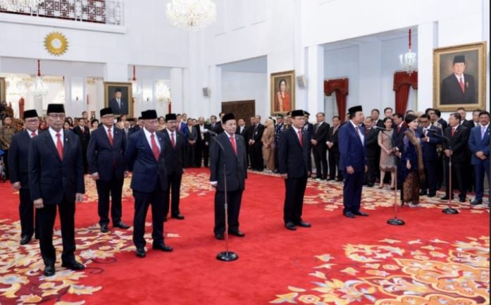 Pelantikan 9 anggota Dewan Pertimbangan Presiden (Wantimpres) oleh Presiden Joko Widodo (Jokowi) di Istana Merdeka, Jakarta, Jumat 13 Desember 2019. (Foto: BPMI Setpres/Kris) 