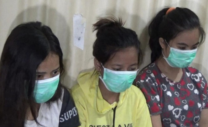 Ketiga wanita yang diperiksa Polres Sorong Kota, AC, VN dan YN.. (Foto:IndonesiaPos)