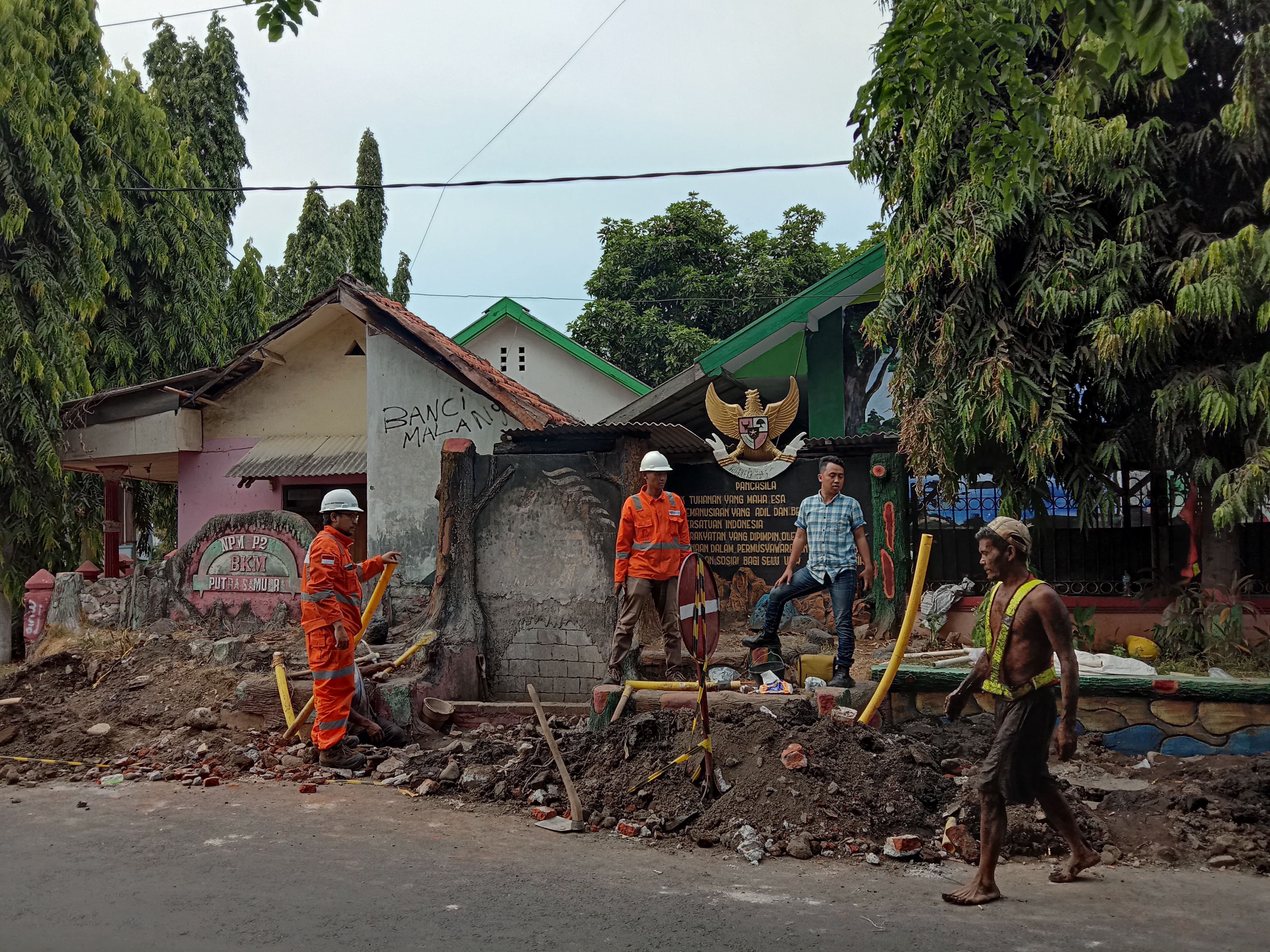 Proses perbaikan pipa di Jalan Ikan Tengiri, Kelurahan Mayangan, Kota Probolinggo. (Foto: Faiq/ngopibareng.id)