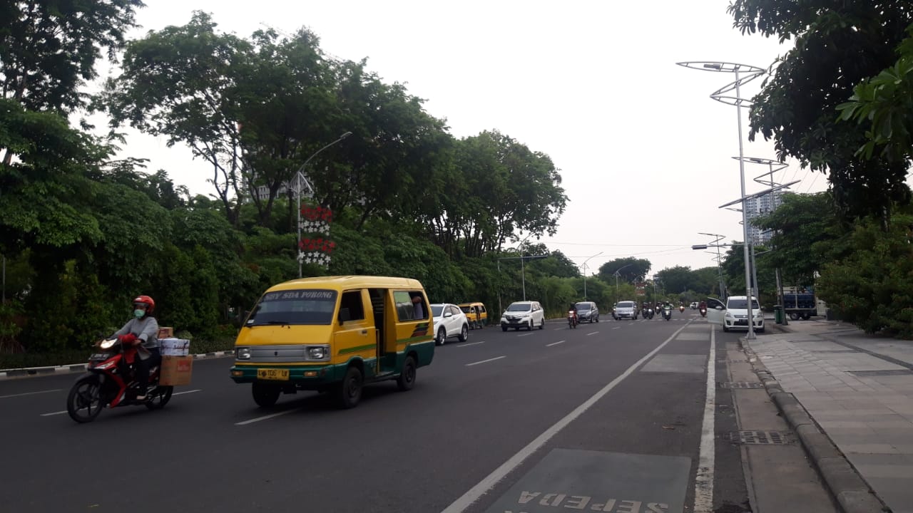 Cuaca di Jalan Ahmad Yani Surabaya depan kantor Dishub Jatim. (Foto: Haris/ngopibareng.id)