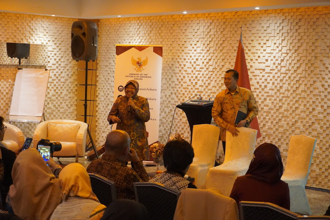 Wali Kota Surabaya Tri Rismaharini saat berbincang dengan WNI di KBRI Ankara Turki. (Foto: KBRI Ankara & Pemkot Surabaya)